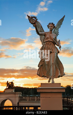 Angelo scultura nel giardino del Palazzo, Castello di Schwerin, Meclemburgo - Pomerania occidentale, Germania Foto Stock