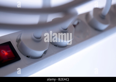 Close-up di pista socket pieno di spine elettriche Foto Stock