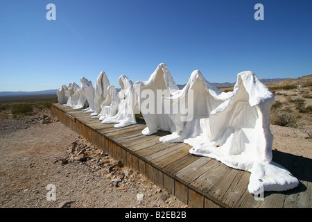 Sculture di ghost sul paesaggio, Goldwell Open Air Museum, riolite, Nevada, STATI UNITI D'AMERICA Foto Stock