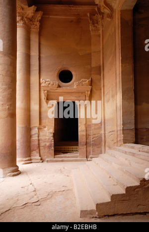 La scala della casa del tesoro, Petra Wadi Musa, Giordania Foto Stock