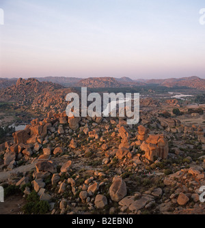 Fiume che scorre attraverso il paesaggio roccioso, Fiume Tungabhadra, Karnataka, India Foto Stock