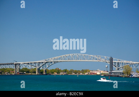 Il Blue Water Bridge è un twin span ponte che attraversa il St Clair fiume tra Port Huron Michigan e punto Edward Ontario Foto Stock