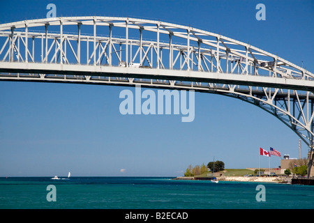 Il Blue Water Bridge è un twin span ponte che attraversa il St Clair fiume tra Port Huron Michigan e punto Edward Ontario Foto Stock