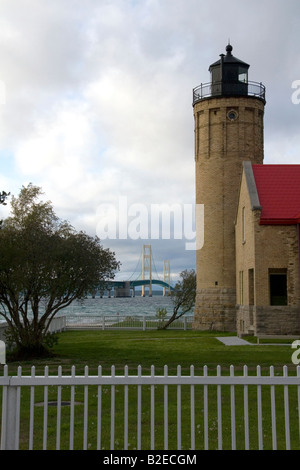 Il vecchio punto di Mackinac Faro e il ponte Mackinac a Mackinaw City Michigan Foto Stock