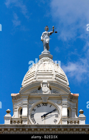 Signora giustizia raffigurata con una spada e bilancia in cima alla Ionia County Courthouse in Ionia Michigan Foto Stock