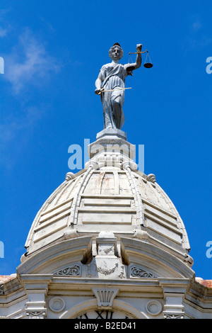 Signora giustizia raffigurata con una spada e bilancia in cima alla Ionia County Courthouse in Ionia Michigan Foto Stock