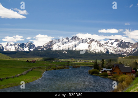 Il fiume di salmoni che scorre attraverso la valle a dente di sega in basso a Stanley Idaho Foto Stock