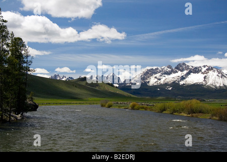 Il fiume di salmoni che scorre attraverso la valle a dente di sega al di sotto del dente di sega a catena montuosa vicino a Stanley Idaho Foto Stock