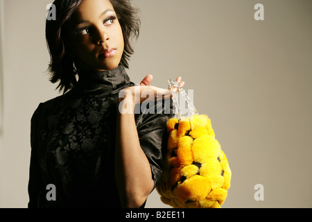 I giovani africani eleganti donna americana con portamonete. Foto Stock