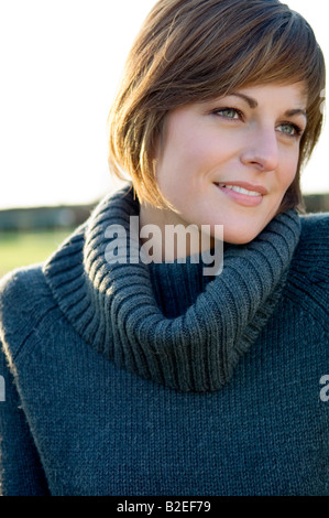 Close-up di una giovane donna sorridente Foto Stock
