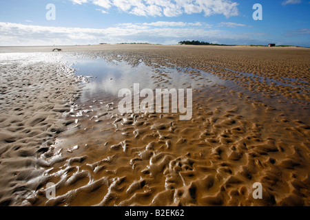 Increspature di sabbia su di una larga spiaggia sulla costa del Mozambico Foto Stock