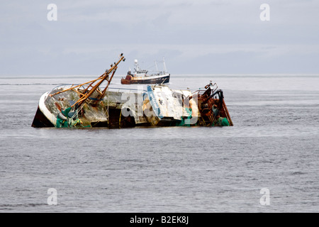 Sovrano, relitto abbandonato, collegato a massa in Fraserburgh Harbour Scotland Regno Unito Foto Stock