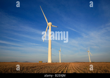 Le turbine eoliche contro un cielo blu striate con il cloud Foto Stock