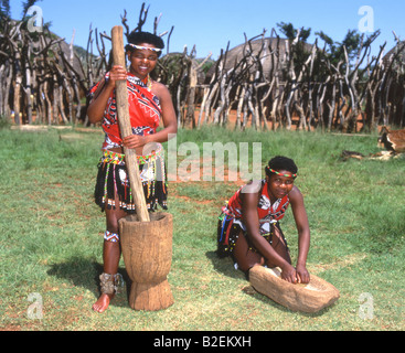 Giovani ragazze Zulu la macinazione del mais Foto Stock