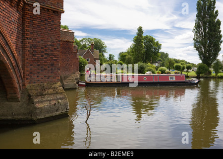 Canal Boat emerge dal ponte presso la Clifton Hampden sul Tamigi Isis in Oxfordshire Foto Stock