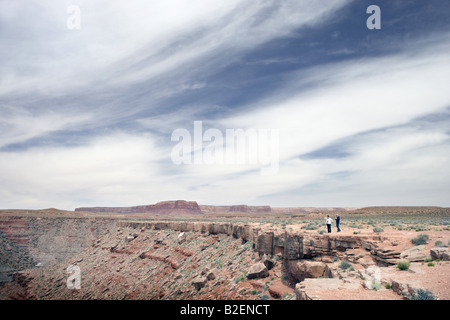 I turisti che si affaccia sul parco statale Goosenecks nello Utah Stati Uniti d'America Foto Stock