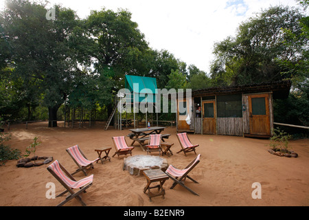 Vista aerea dell'area con posti a sedere disposti attorno a un fuoco in una radura della foresta a Pafuri River Lodge Foto Stock