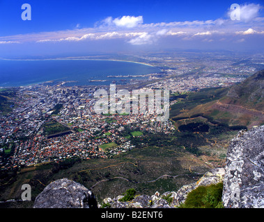 Vista dalla cima della montagna della tavola sul porto e Città del Capo. Foto Stock