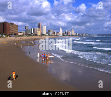 I turisti e la gente del posto sulla spiaggia di fronte spiaggia di Durban Foto Stock