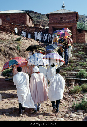 Ortodossa Etiope di sacerdoti portano una processione di fedeli in Abraha Atsheba chiesa per celebrare Timkat (Epifania). Foto Stock