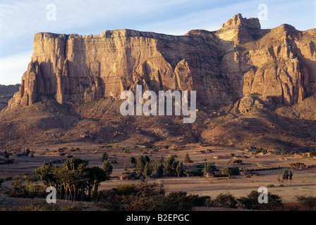 Nella luce dorata di mattina presto, la spettacolare Gheralta nelle montagne del nord del Etiopia dwarf Tigray fattorie. Foto Stock