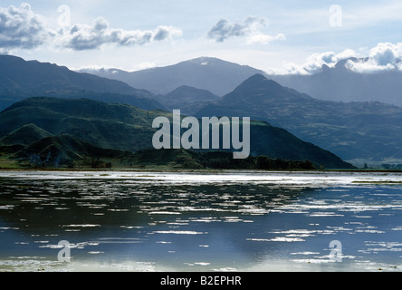 Una vista delle spettacolari catene montuose tra Senbete e Kombolcha con un lago stagionale in primo piano. Foto Stock