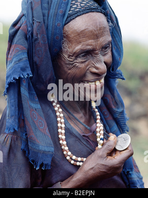 Un vecchio Oromo donna indossa una collana e un ciondolo realizzato da Maria Theresa thaler una vecchia moneta d'argento coniate in Austria. Foto Stock