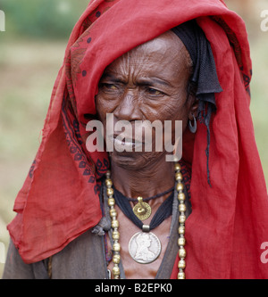 Una vecchia donna Oromo indossa una collana in ottone e pendente, ed un argento Ciondolo realizzato da Maria Theresa thaler. Foto Stock