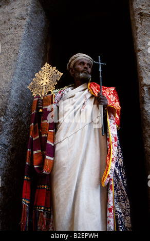 Un prete possiede una coppia di del monastero molte antiche croci. Foto Stock