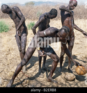 Mursi uomini decorano i loro corpi con modelli utilizzando argilla bianca in preparazione per un ballo.i Mursi parlano una lingua nilotica. Foto Stock