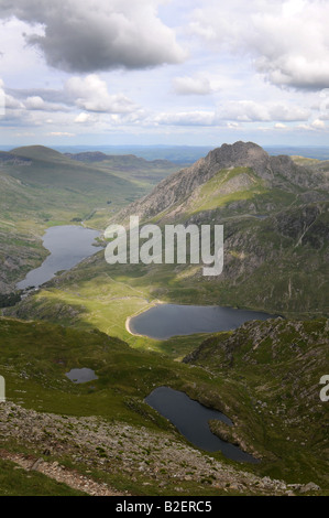 Snowdonia vista da Y Garn guardando sopra Tryfan, Glyder Fach, Llyn Idwal, Llyn Bochlwyd e Llyn Ogwen, Galles Foto Stock