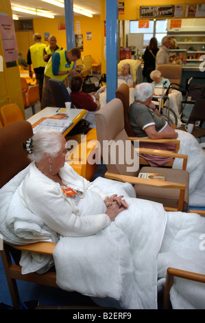 OAP S salvato da housing association alloggi a Tewkesbury per allagamento sono curati in un ricovero di emergenza IN CINDE Foto Stock