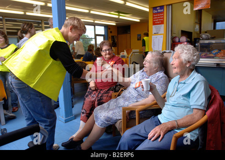 OAP S salvato da housing association alloggi a Tewkesbury per allagamento sono curati in un ricovero di emergenza IN CINDE Foto Stock