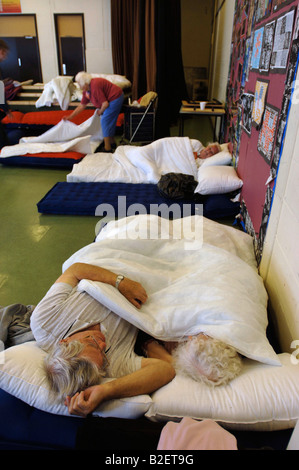 OAP S salvato da housing association alloggi a Tewkesbury per allagamento sono curati in un ricovero di emergenza IN CINDE Foto Stock