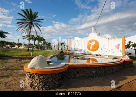 Un monumento di Inhambane town che mostra una mappa di Inhambane e persone la lavorazione del terreno Foto Stock