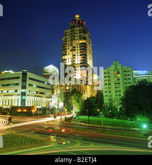 Nuovo Michelangelo Towers in Sandton Johannesburg di notte Foto Stock