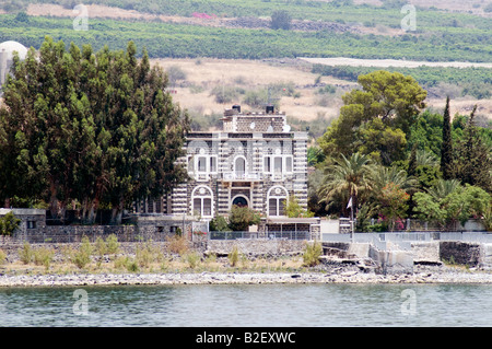 Israele Galilea chiesa del primato di san Pietro a Tabgha come visto dal mare di Galilea Foto Stock