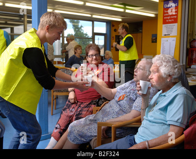 OAP S salvato da housing association alloggi a Tewkesbury per allagamento sono curati in un ricovero di emergenza IN CINDE Foto Stock