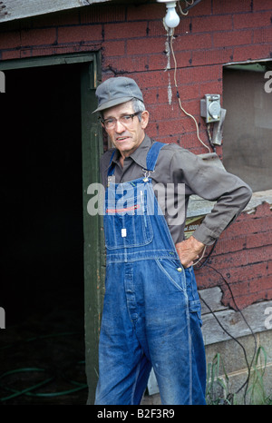 Un ritratto di un agricoltore la gente di montagna da Southern Virginia la sua fattoria sorge lungo la Blue Ridge Parkway Foto Stock