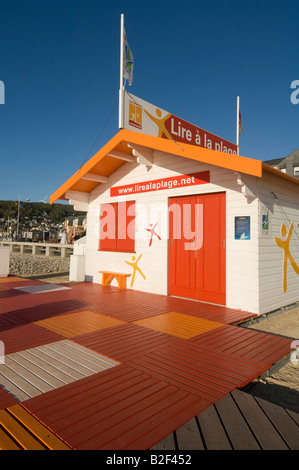 Libreria di spiaggia Fecamp Normandia Francia Foto Stock