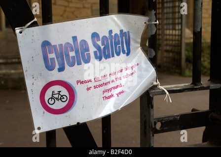 Avviso di sicurezza sulla porta della scuola non ride o biciclette e scooter in parco giochi Foto Stock