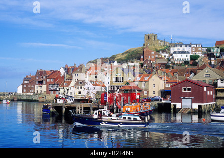 Whitby Yorkshire bocca di porto Stazione scialuppa di salvataggio inglese costa del Mare del Nord paesaggi costieri barche chiesa estuario della città Foto Stock