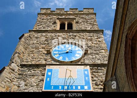 Orologio e meridiana con citazione biblica sulla torre della chiesa di Santa Maria, Putney, a sud-ovest di Londra - Inghilterra Foto Stock