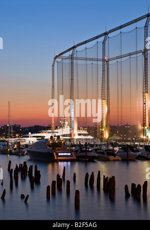Chelsea Piers in Manhattan Golf Driving Range al crepuscolo Foto Stock