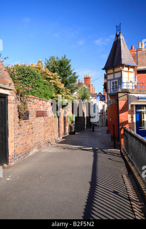 Vicolo modo in Città Alta, Bridgnorth, Shropshire che mostra Città Alta Castello Railway Co Ltd Biglietteria sulla destra Foto Stock