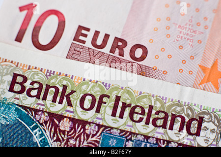 10 di banconote in euro al di sopra di una banca centrale di Irlanda nota banca Foto Stock