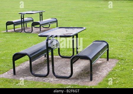 Due metalli pic-nic panchine in un parco pubblico Foto Stock