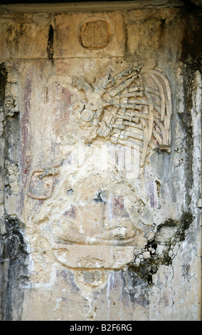 Stone Carving in rilievo sulle pareti del palazzo, Palenque sito archeologico, Chiapas, Messico Foto Stock