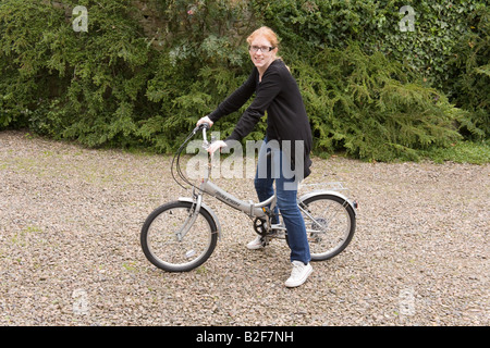 Donna in bicicletta nel Northumberland Inghilterra Foto Stock
