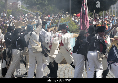 Di mano in mano combattimenti durante una rievocazione storica del 1797 Battaglia di Santa Cruz in cui l'Ammiraglio Nelson ha perso il suo braccio, Tenerife Foto Stock